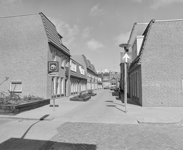 882324 Gezicht in de als woonerf ingerichte Schelpstraat te Utrecht, vanaf de Paarlstraat, met op de achtergrond de ...
